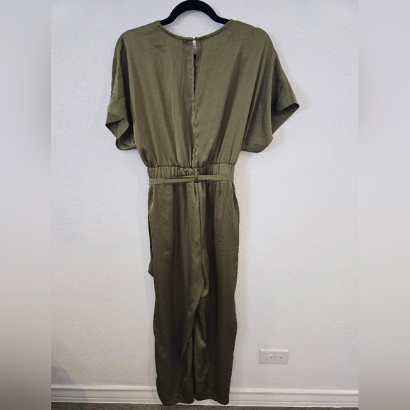 Glam NWT Satin Green Jumpsuit Fall, Holiday, Family Photos Size Medium - Picture 11 of 11